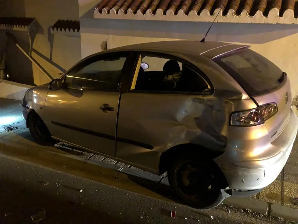 Vehículo accidentado en la calle Gómez Ulla