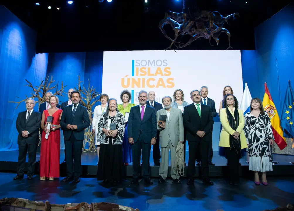 Foto de familia en el Acto Institucional del Día de Canarias 2022