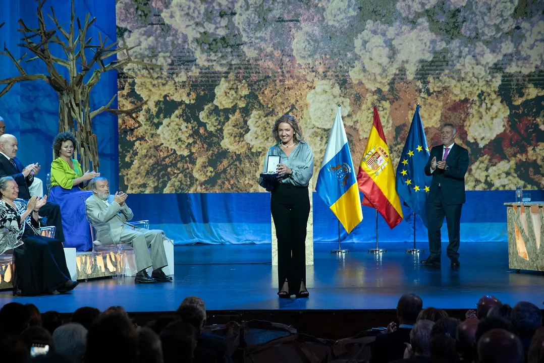 Techy Acosta recibe la Medalla de Oro de Canarias para Radio Lanzarote