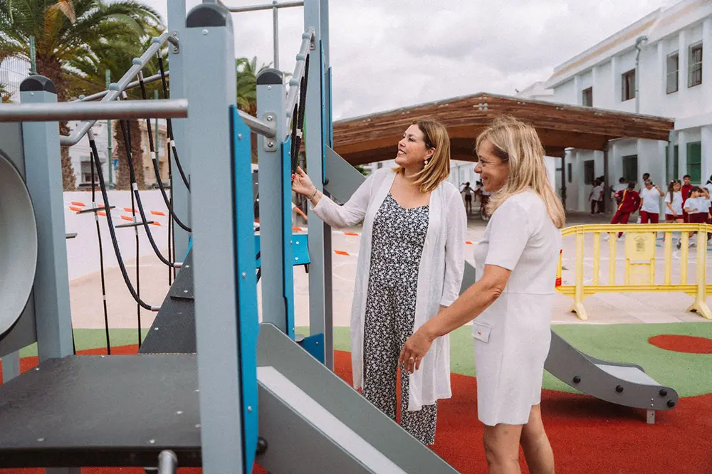 La alcaldesa y la concejal de Educación, en plena visita