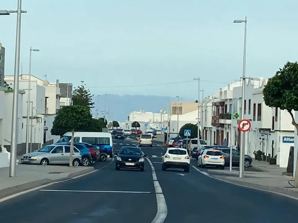 Una calle sin engalanar en Tías