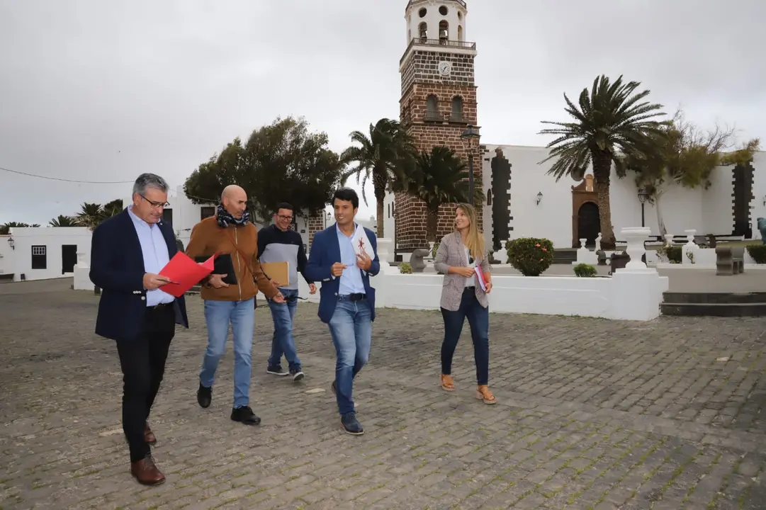 Marcos Bergaz junto con parte del equipo del PSOE en Teguise