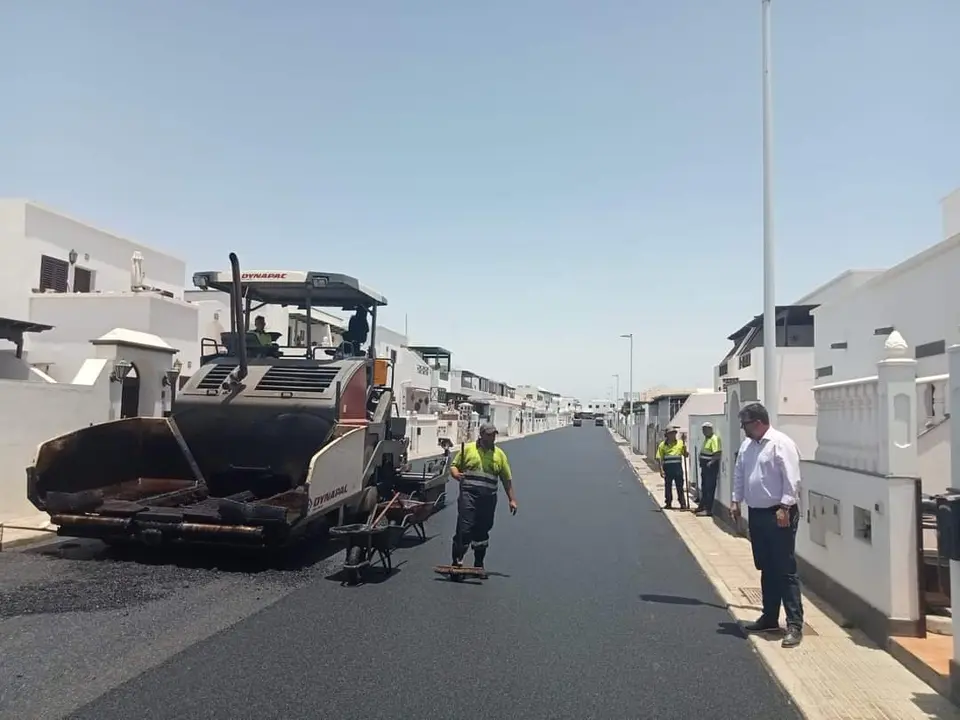 Alcalde visita obras reasfaltado