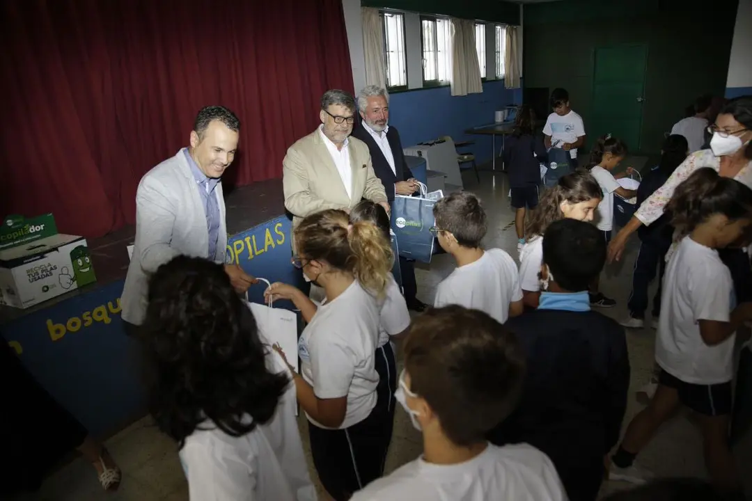 Los pequeños recogen el premio