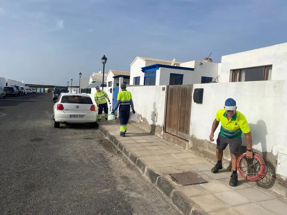 Teguise instala fibra óptica en Los Cocoteros