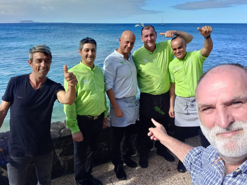 Foto: Facebook Brisa Marina. El chef José Andrés con los trabajadores del restaurante