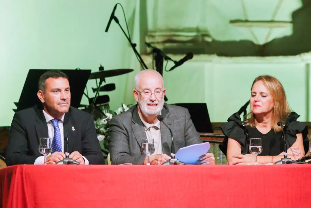 Luis de León, en el centro, durante la lectura del pregón