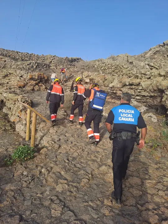 Bomberos y Policía Local de Haría, en el inicio del Camino de los Gracioseros