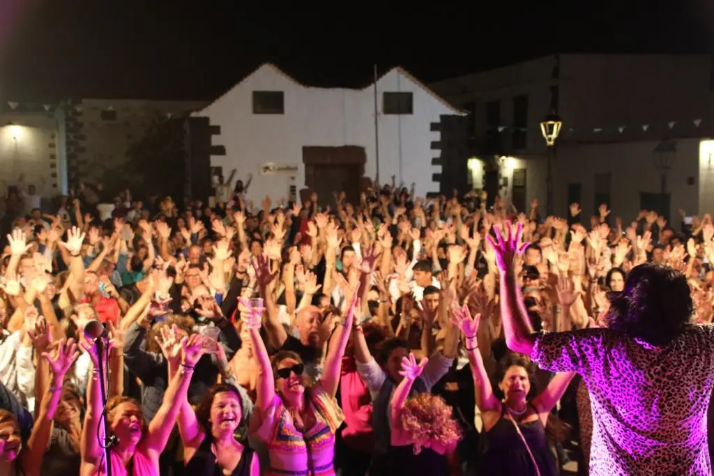 Gente bailando en el concierto de Los Lolas