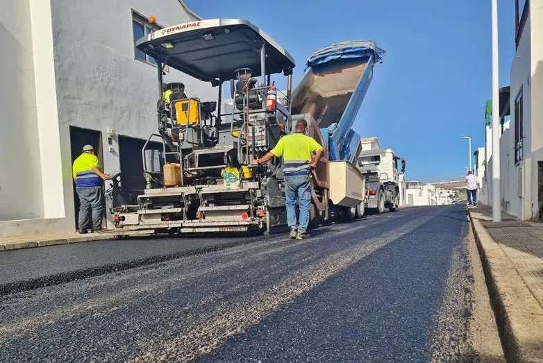 Obras del plan municipal de reasfaltado en San Bartolomé