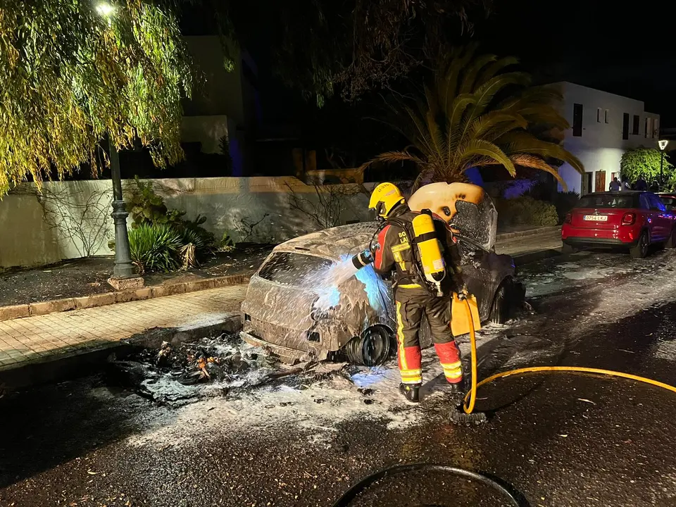 Los bomberos actuando en Costa Teguise