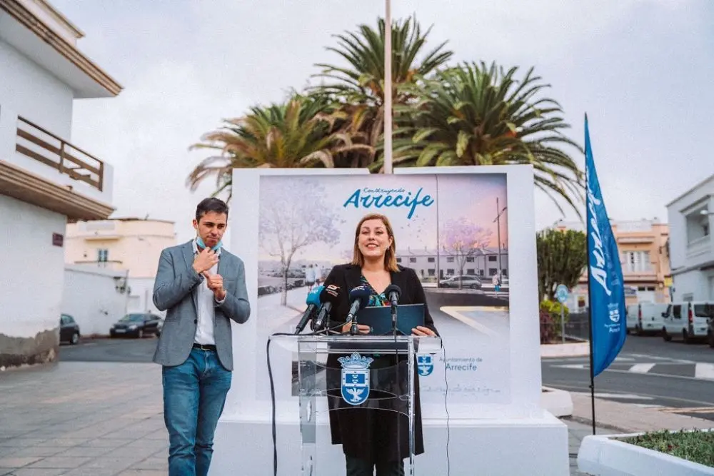 Astrid Pérez presentando el proyecto de la calle Tenderete