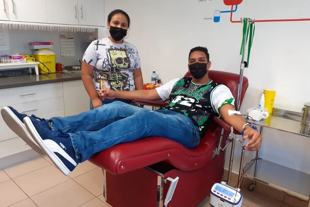 Un ciudadano canario dona sangre