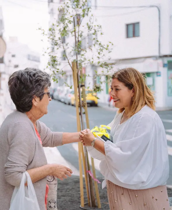 Astrid Pérez, alcaldesa de Arrecife, a la derecha de la foto