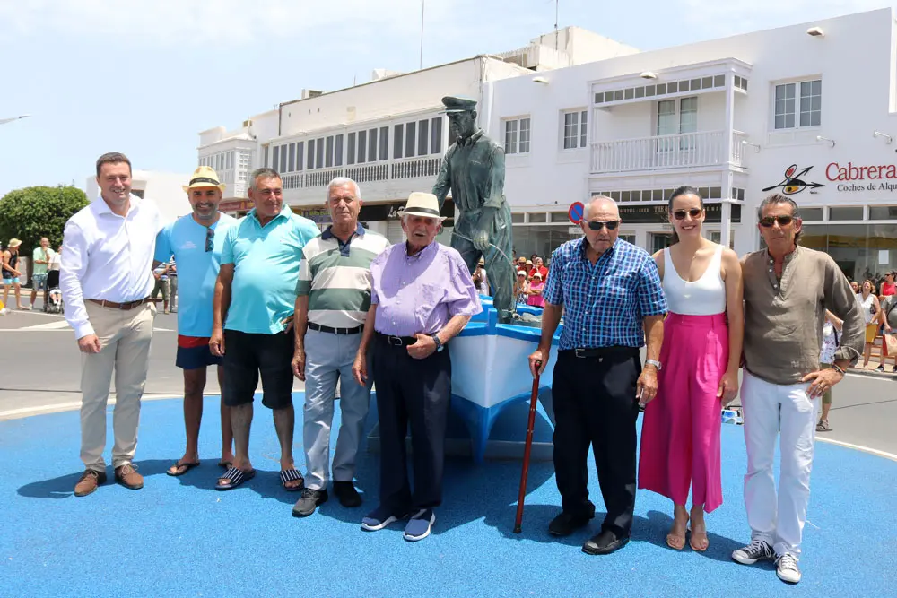 Escultura de homenaje a la tradición marinera de Playa Blanca 