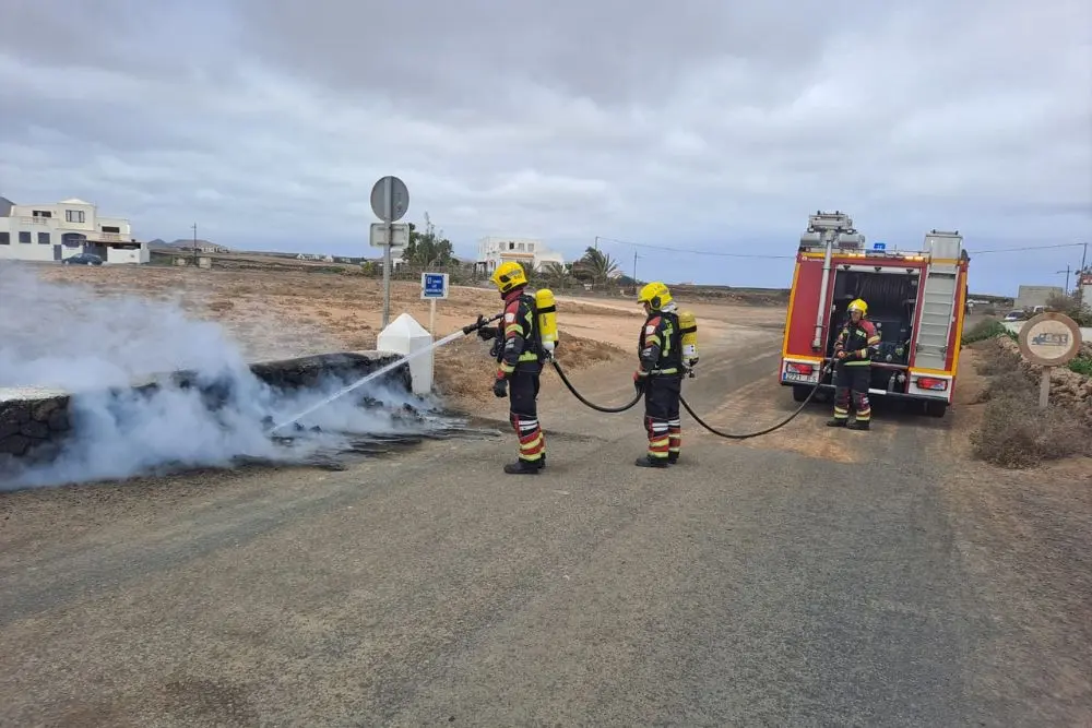 Los bomberos apagan el incendio del contenedor de Tinajo