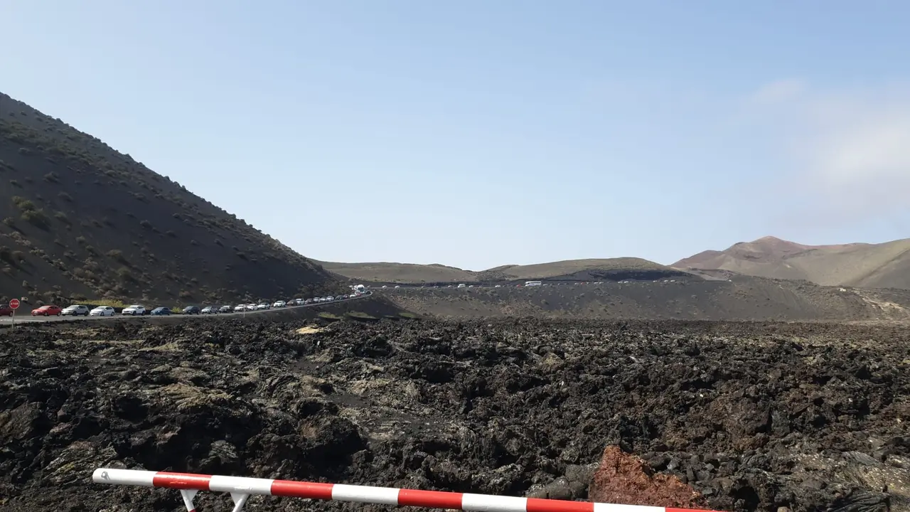 Colas en el Parque Nacional de Timanfaya.