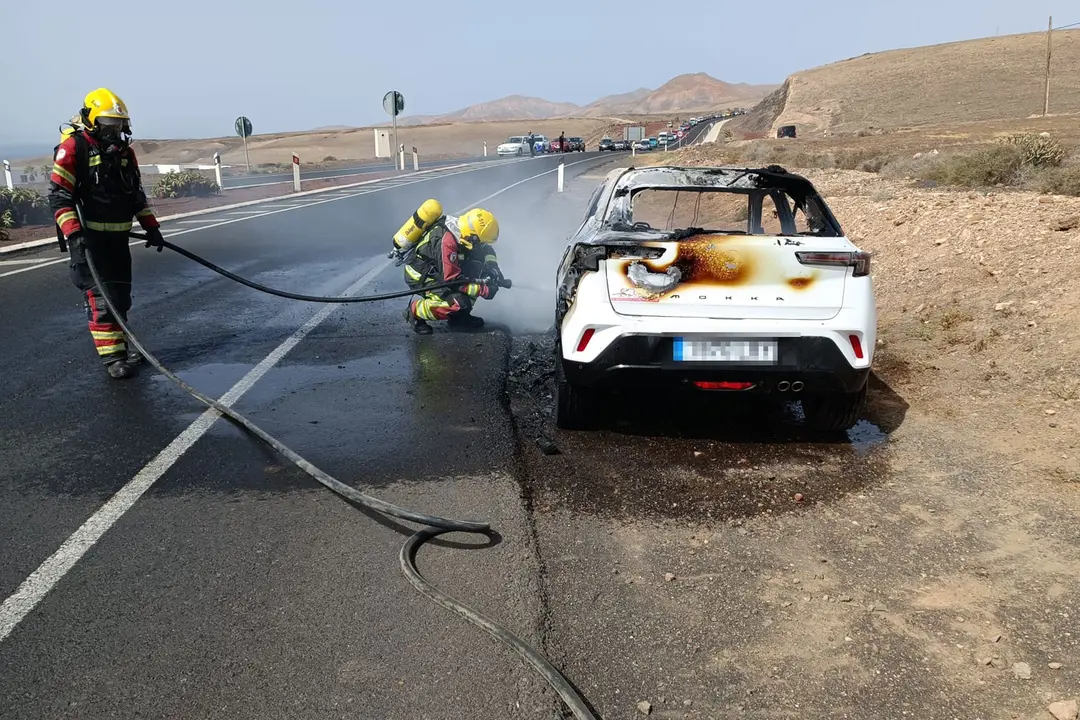 Coche incendiado en Yaiza