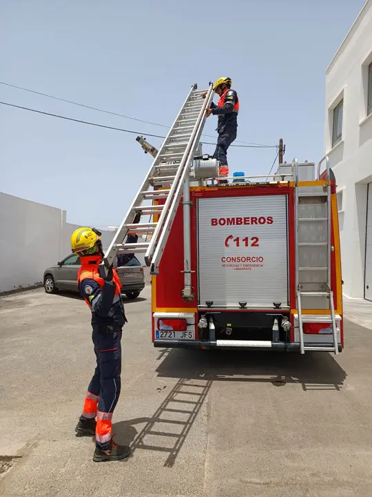 Actuación de los bomberos con el detenido