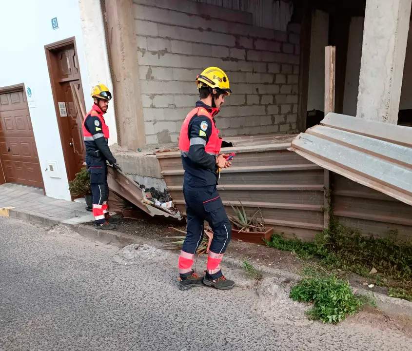 Los bomberos aseguran unas vallas a punto de desprenderse