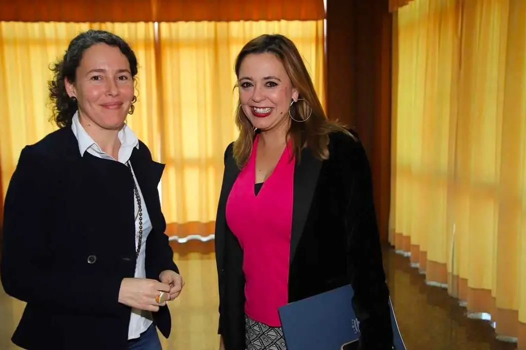 Ariagona González y María Dolores Corujo en el Cabildo de Lanzarote