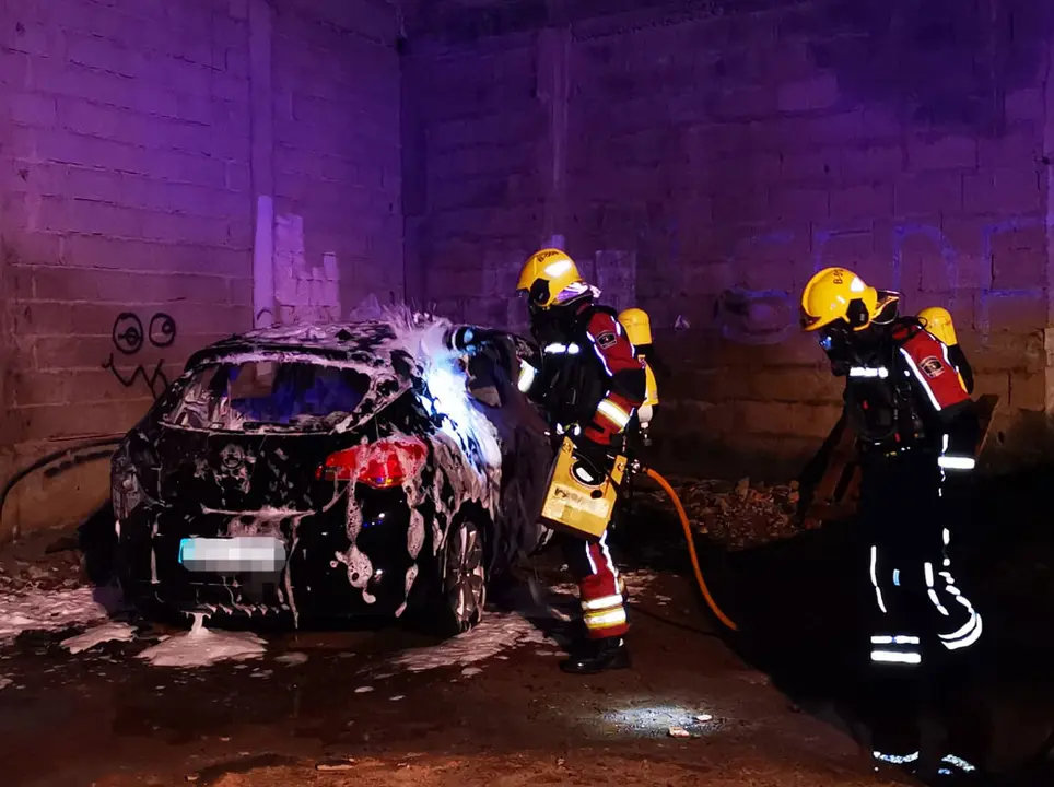 Los bomberos apagan el fuego en un vehículo en Arrecife