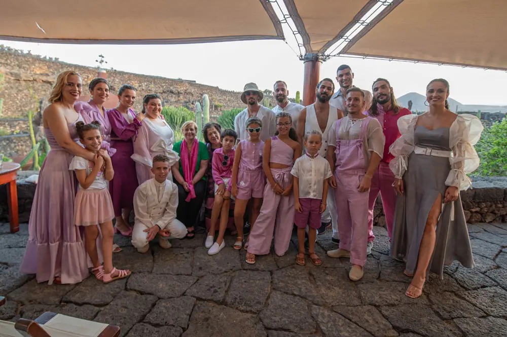 Desfile de moda con prendas tintadas con cochinilla en el Jardín de Cactus