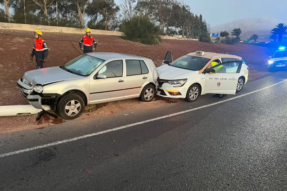 Accidente entre un taxi y un turismo en el aeropuerto