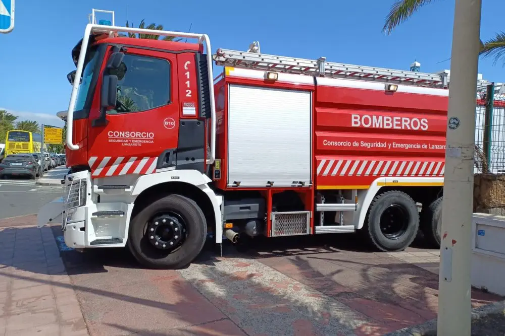 Camión de bomberos junto al hotel Albatros