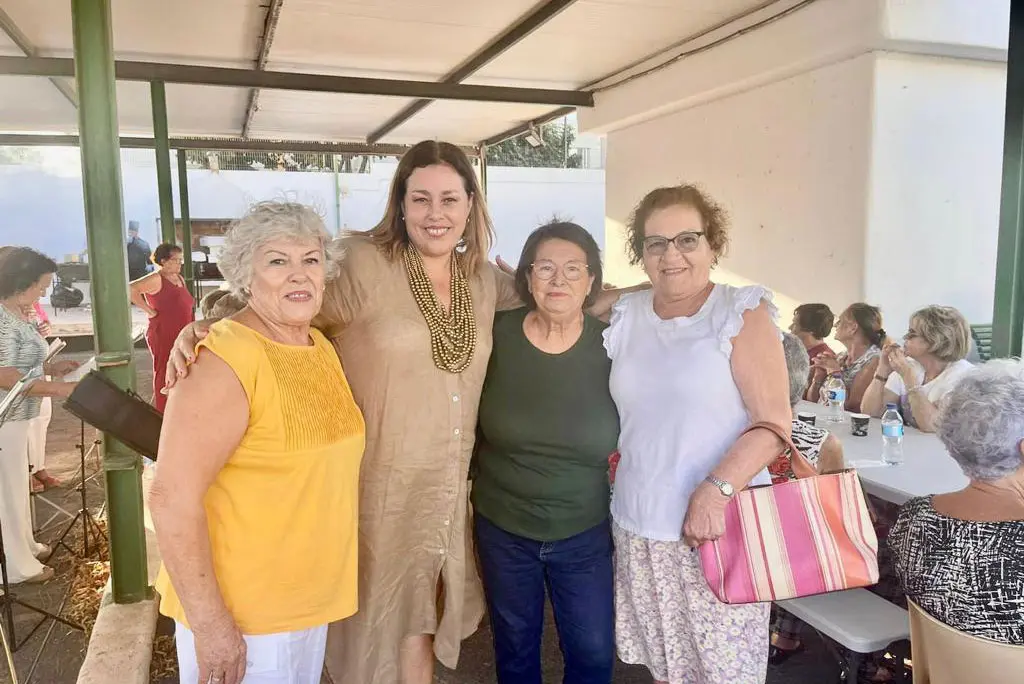 La alcaldesa con varias participantes de los talleres saludables