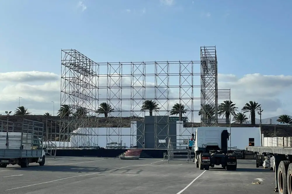 Instalación del escenario para San Ginés