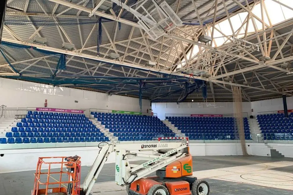 Obras de sustitución del techo del pabellón deportivo de Tías