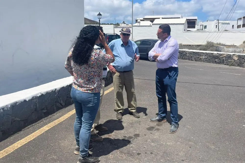 Visita del alcalde de Yaiza al pueblo de Uga