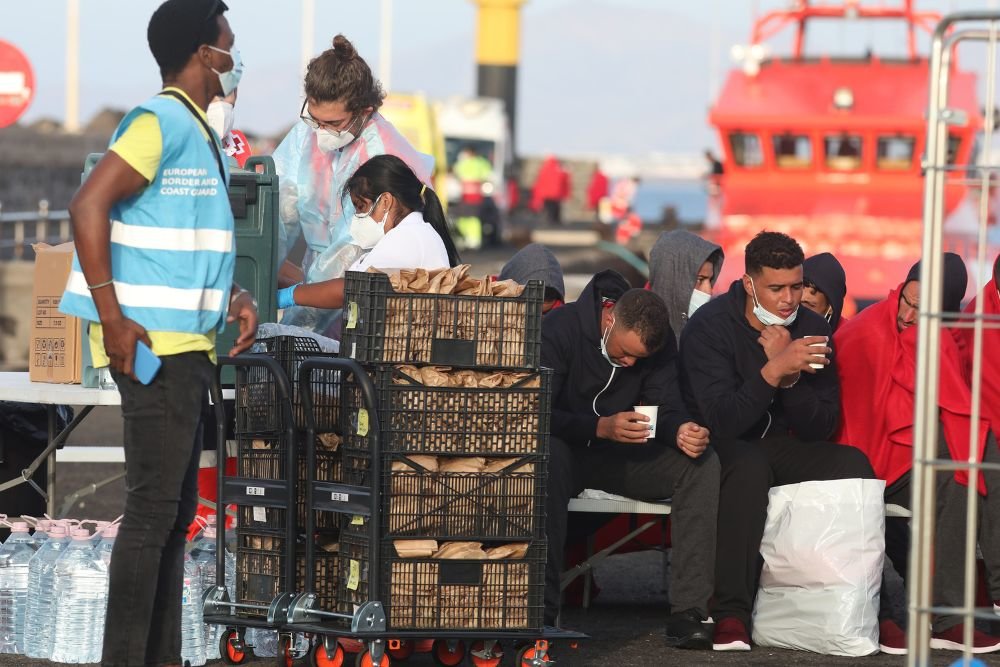 Migrantes en el muelle comercial de Arrecife (Foto: José Luis Carrasco)