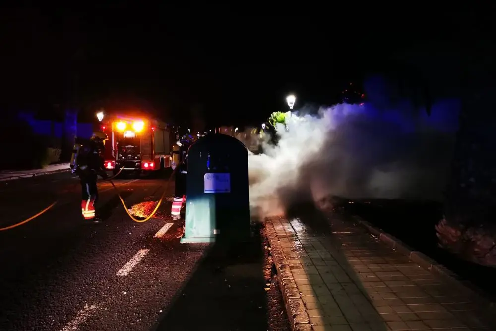 Incendio de contenedores en la calle Piteras de Costa Teguise