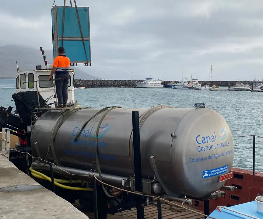 Canal Gestión traslada la cisterna de agua a La Graciosa