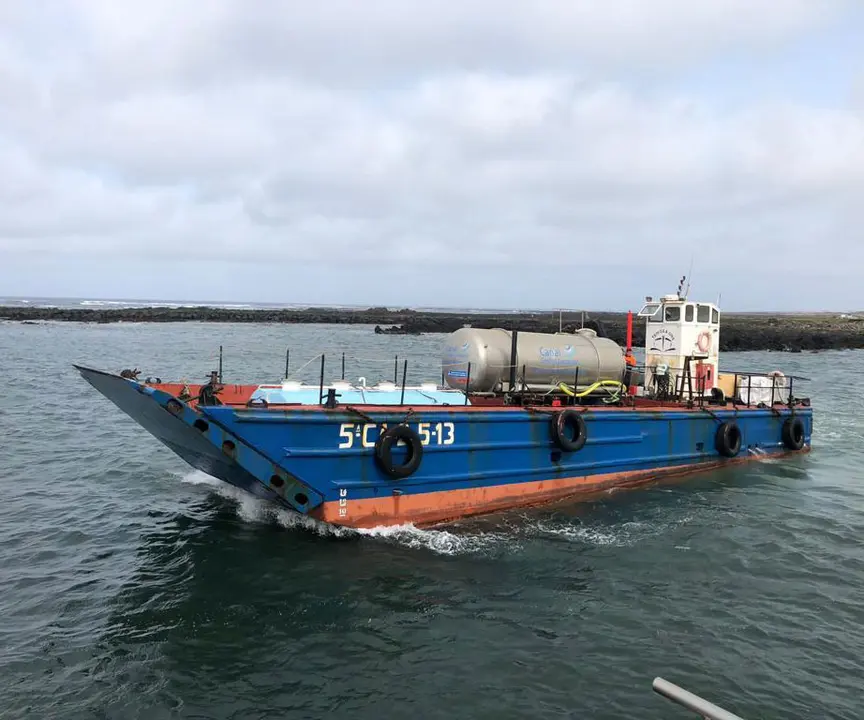 Canal Gestión traslada la cisterna de agua a La Graciosa