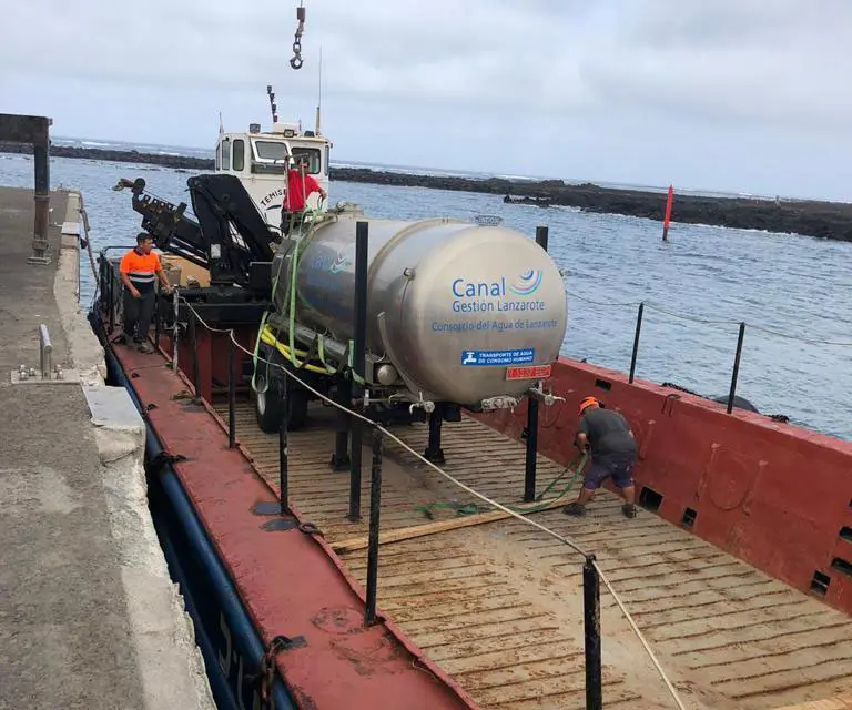 Canal Gestión traslada la cisterna de agua a La Graciosa