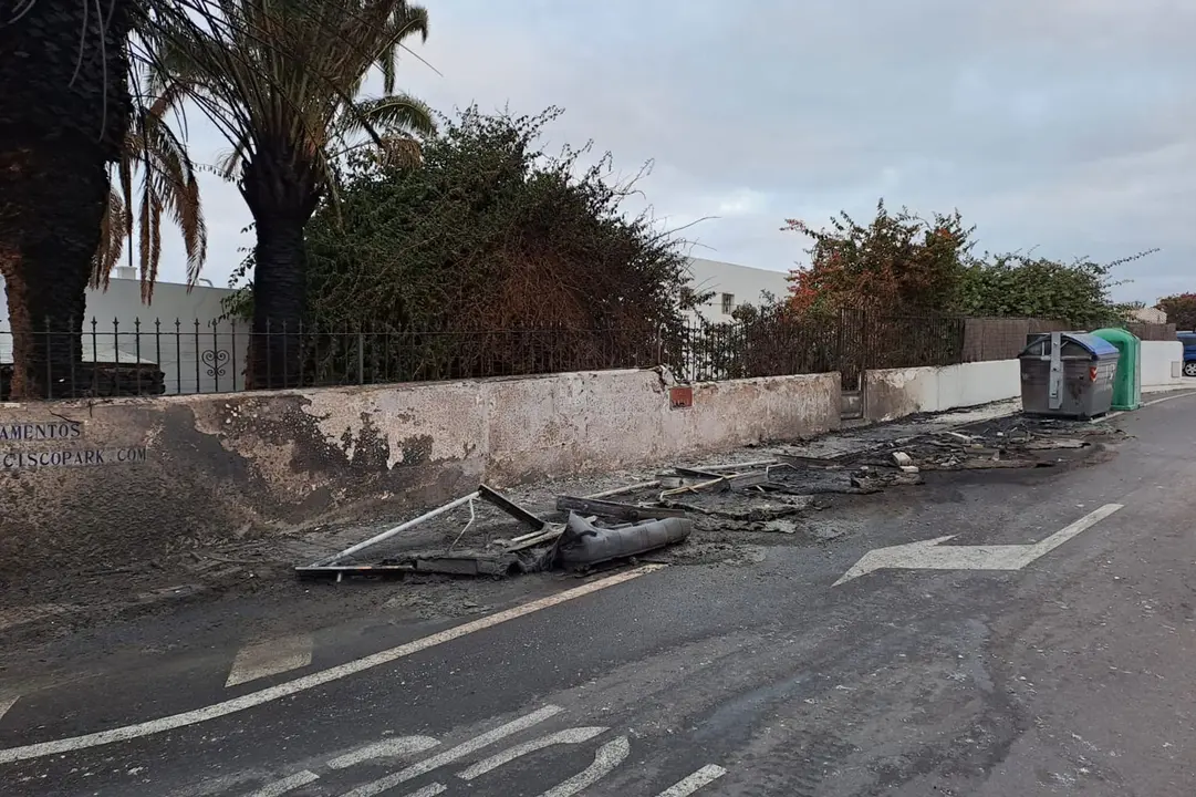 Incendio de contenedores en Puerto del Carmen