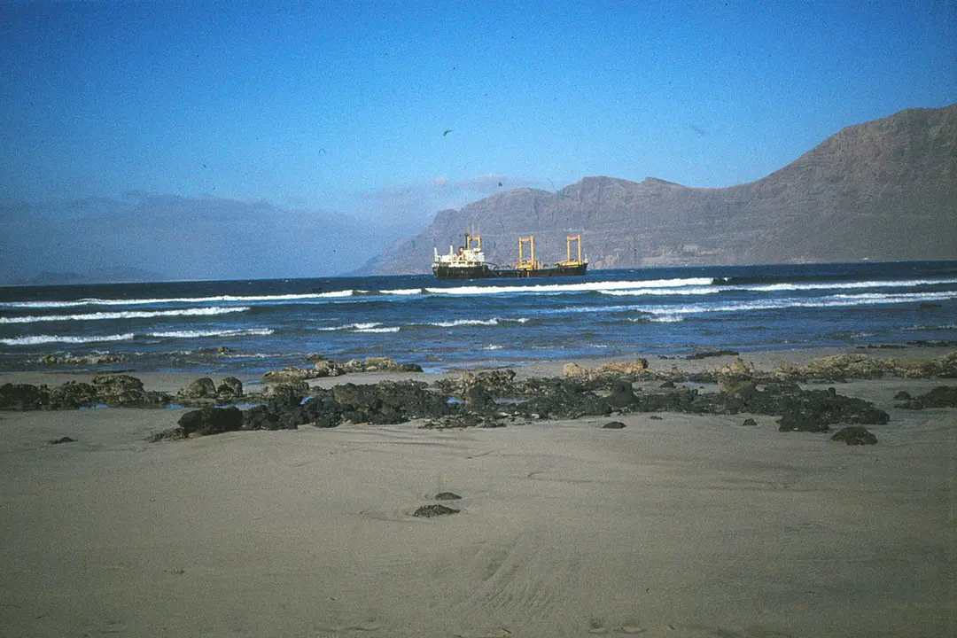 El ‘Rolla 1’ al embarrancar, en 1982. Foto: Memoria Digital de Lanzarote.