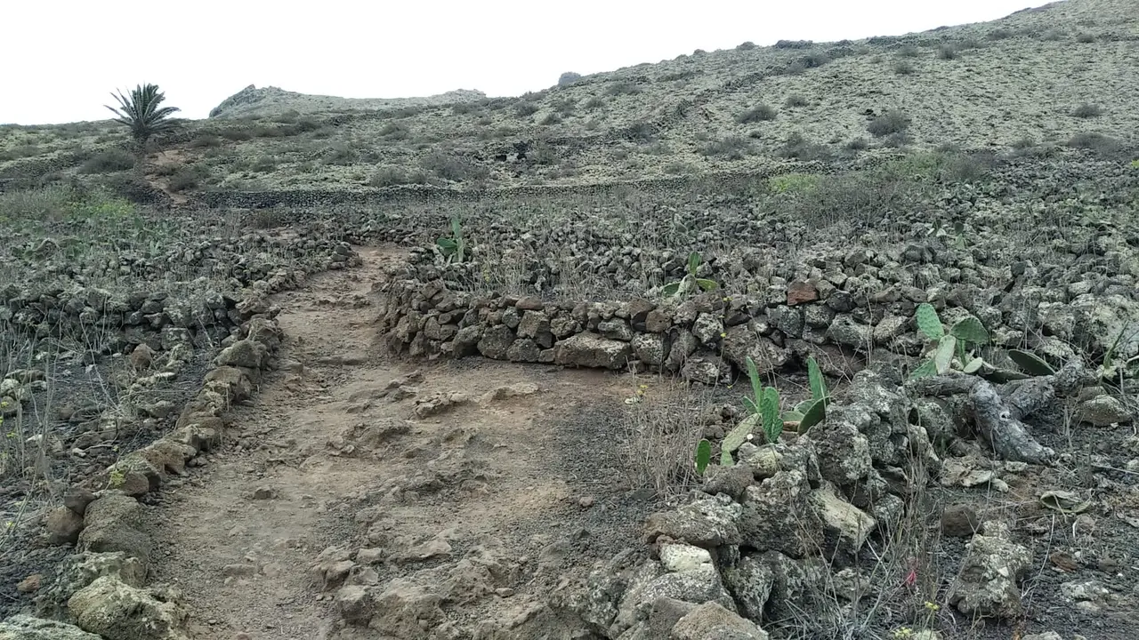 Acceso al Volcán de la Corona