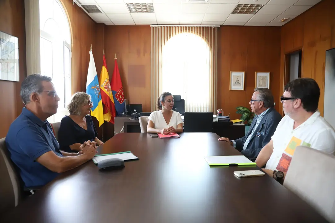 Reunión entre el Cabildo y la Asociación pro escultura a César Manrique