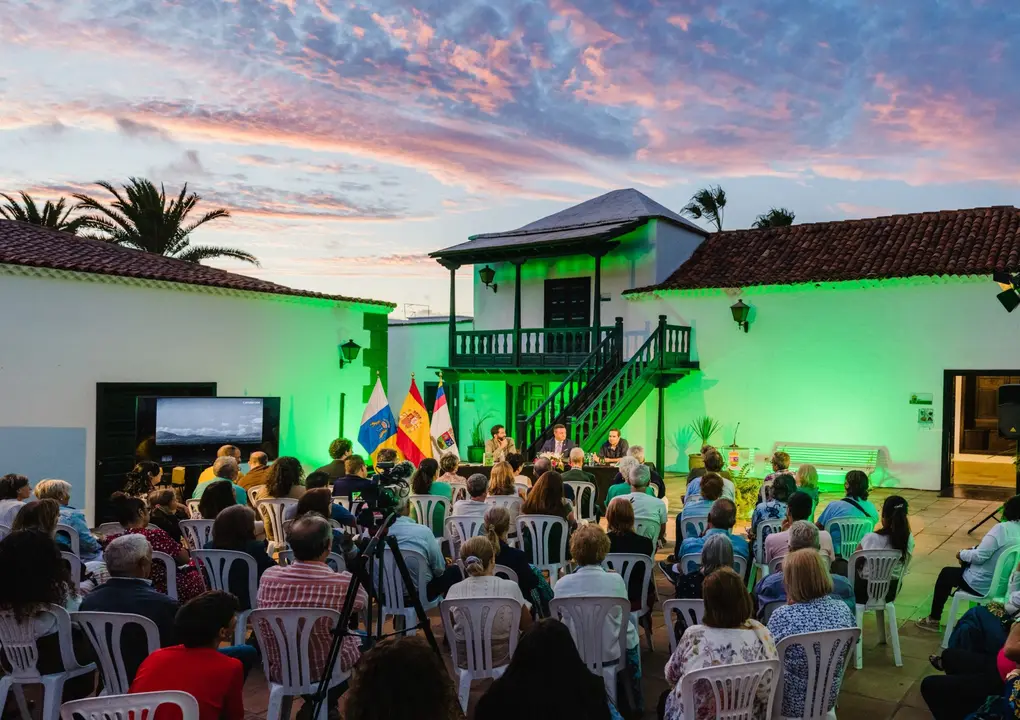 Acto celebrado en el patio de la Casa de la Cultura Benito Pérez Armas