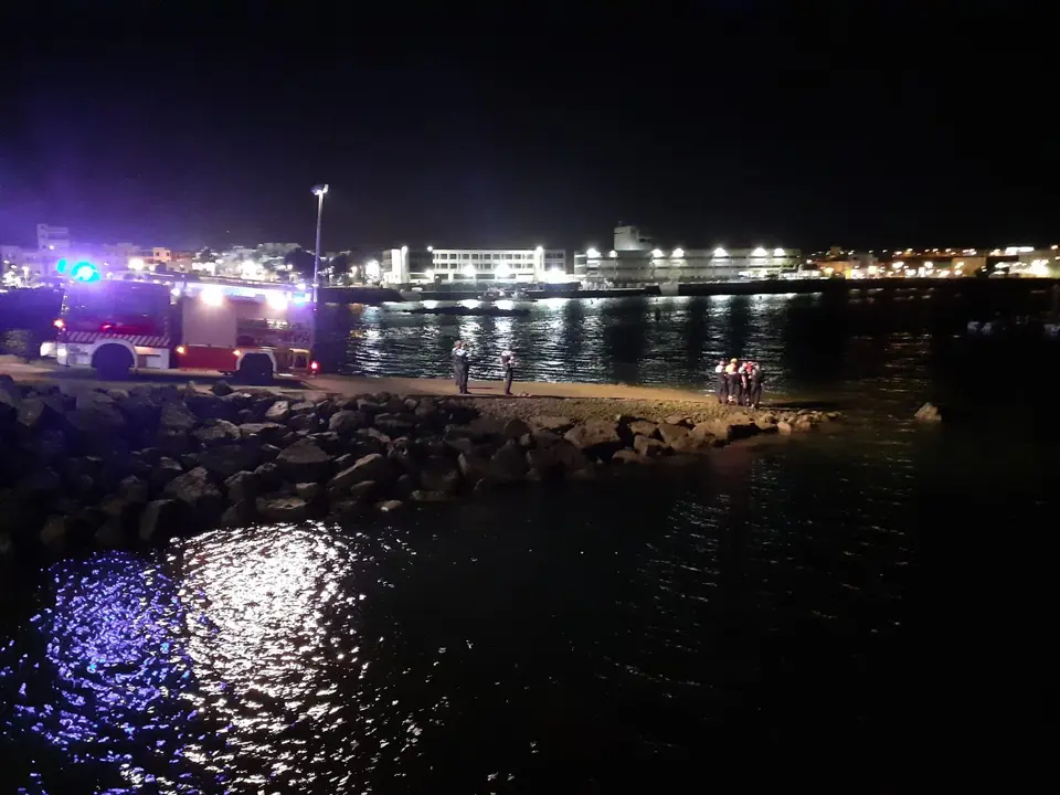 Coche al agua en Marina Lanzarote