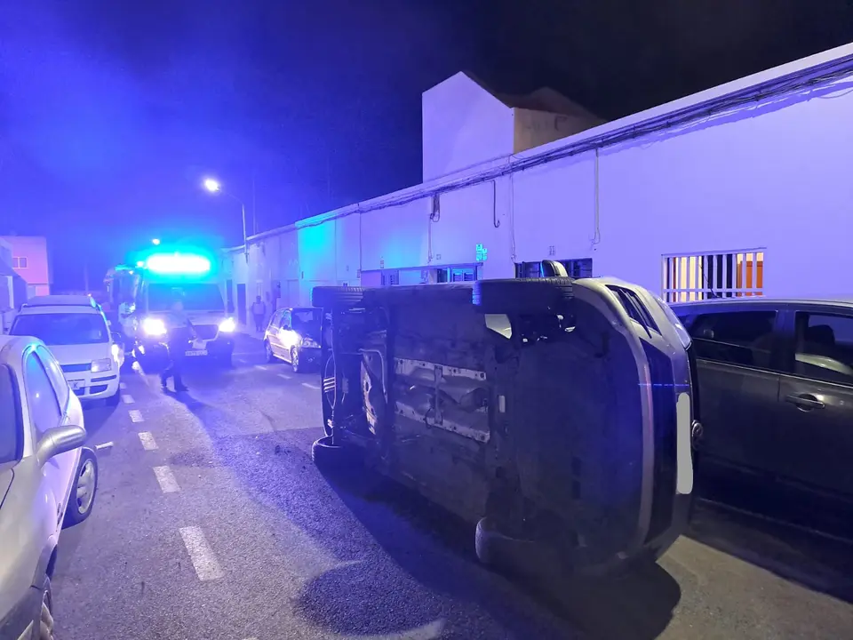 Coche volcado en Arrecife