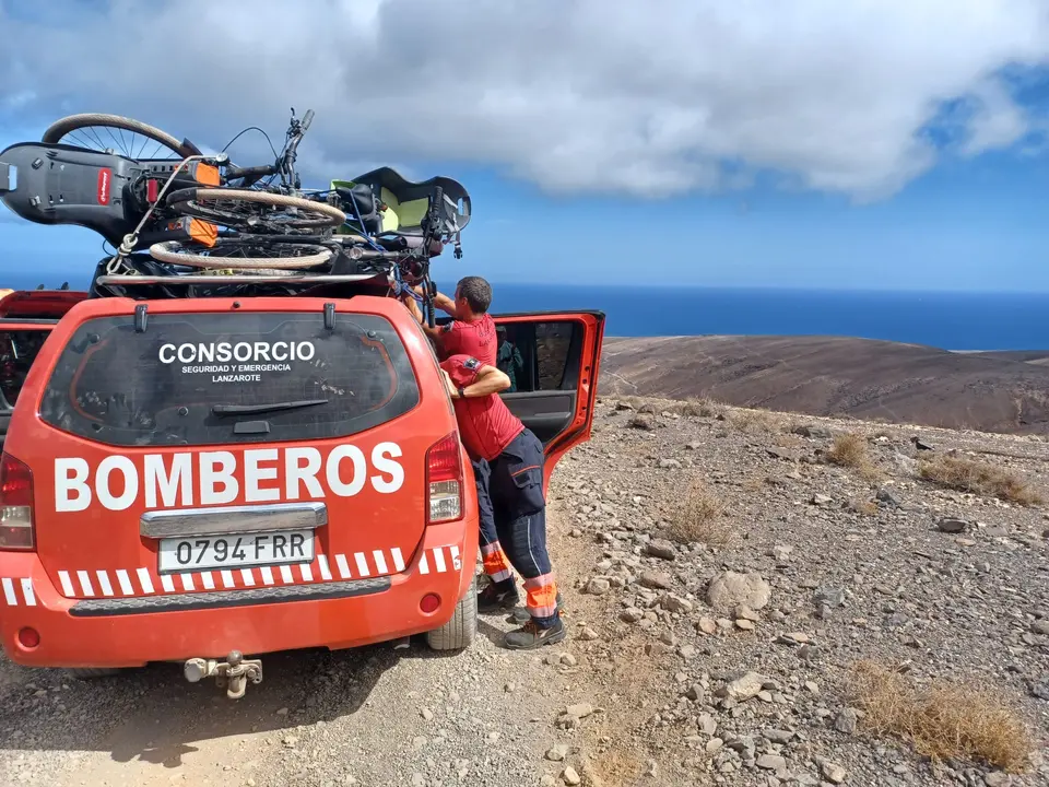 Bomberos auxiliando ciclistas