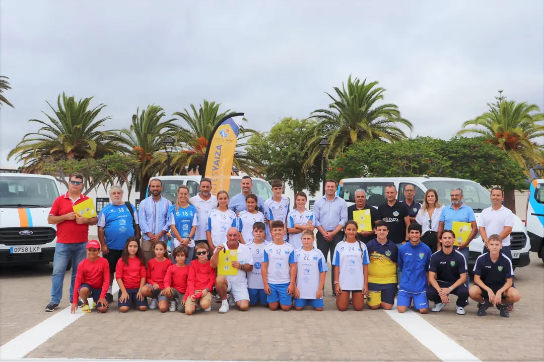 Foto de familia clubes y representantes públicos