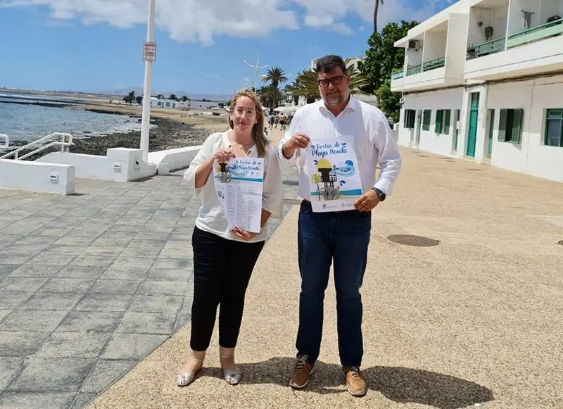 El alcalde y la concejal de Fiestas, con el programa de Playa Honda