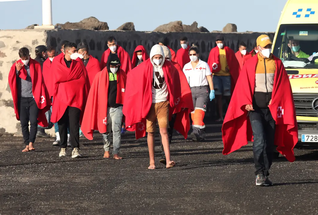 Personas migrantes llegadas en la patera del 14 de septiembre (FOTO: José Luis Carrasco)