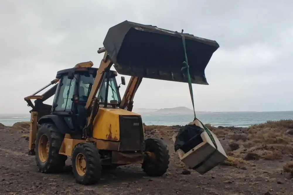 Retirada de papeleras en la playa de Famara